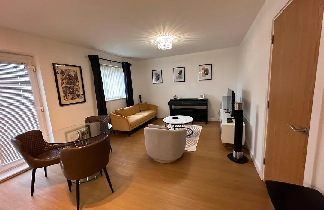 Centrally Located Modern 2 Bedroom Apartment, Minutes Walk To Ao Arena-1
