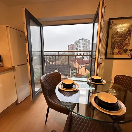 Centrally Located Modern 2 Bedroom Apartment, Minutes Walk To Ao Arena-2