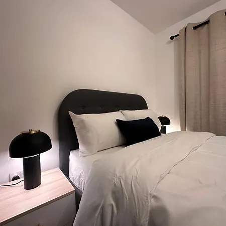 Centrally Located Modern 2 Bedroom Apartment, Minutes Walk To Ao Arena-3